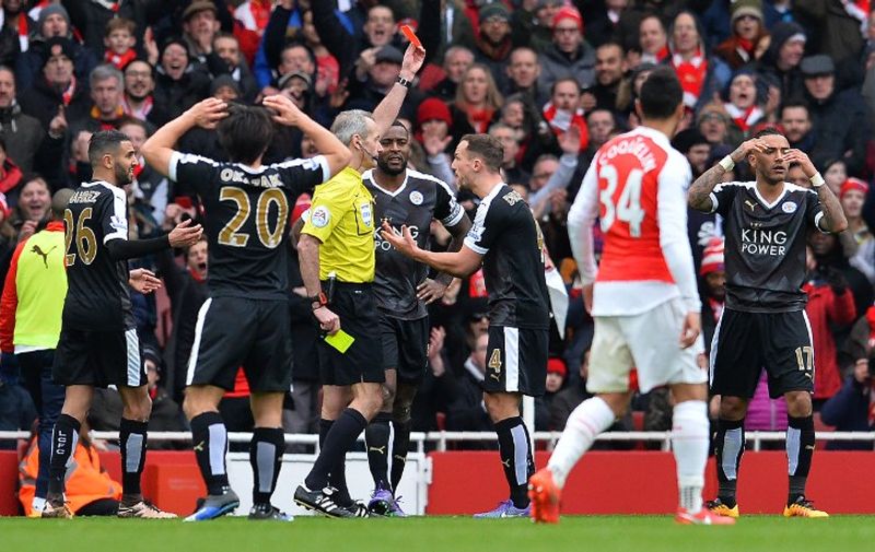 Leicester City's English defender Danny Simpson (R) reacts as referee Martin Atkinson shows him a red card after he received a second yellow card during the English Premier League football match between Arsenal and Leicester at the Emirates Stadium in London on February 14, 2016.  / AFP / GLYN KIRK / RESTRICTED TO EDITORIAL USE. No use with unauthorized audio, video, data, fixture lists, club/league logos or 'live' services. Online in-match use limited to 75 images, no video emulation. No use in betting, games or single club/league/player publications.  /