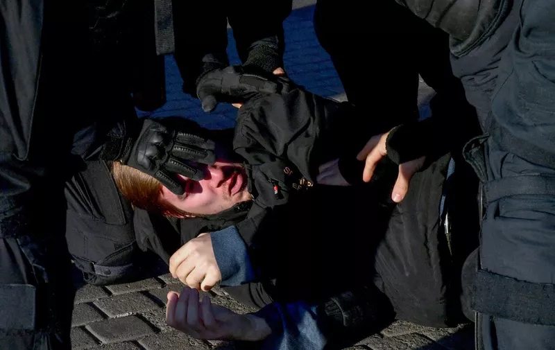 Police officers detain a man in Saint Petersburg on September 24, 2022, following calls to protest against the partial mobilisation announced by the Russian President. - Police monitoring group OVD-Info counted on September 24, 2022, at least 726 people detained in 32 cities across Russia, nearly half of them in Moscow, at rallies following the partial mobilisation designed to bolster Russia's operation in Ukraine. (Photo by AFP)