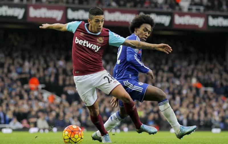 West Ham United's Argentinian midfielder Manuel Lanzini (L) vies for the ball against Chelsea's Brazilian midfielder Willian during the English Premier League football match between West Ham United and Chelsea at The Boleyn Ground in Upton Park, east London on October 24, 2015. AFP PHOTO / IAN KINGTON

RESTRICTED TO EDITORIAL USE. No use with unauthorized audio, video, data, fixture lists, club/league logos or 'live' services. Online in-match use limited to 75 images, no video emulation. No use in betting, games or single club/league/player publications. / AFP / IAN KINGTON