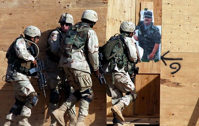 A picture released by the US Army 18 September 2004 shows soldiers from the maneuver squad entering a shoot house to clear it as part of the mission in the live-fire exercise in northern Iraq  At least 17 people were killed in a suicide bombing, capping a week of horrific violence in Iraq as Al-Qaeda-linked militants threatened to kill two American and a British hostage in 48 hours.    AFP PHOTO/HO/US ARMY / AFP / US ARMY