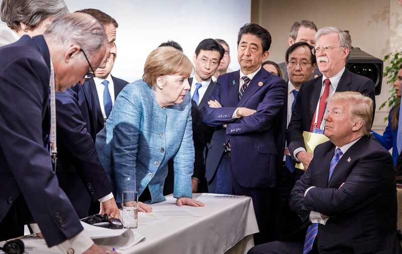 Kao i obično, njemačka kancelarka Angela Merkel nema vremena za ispade Donalda Trumpa. Jučer je objavila znakovitu fotografiju na svojem Instagram profilu, na kojoj su svjetski lideri okupljeni oko nje i Trumpa, a na kojoj se čini kao da ga, poput majke, kori za zločesto ponašanje. Nije trebalo baš proći previše vremena, reddit, točnije /r/photoshopbattles, uhvatili su se slike i složili par montaža koje su nas oduševile.