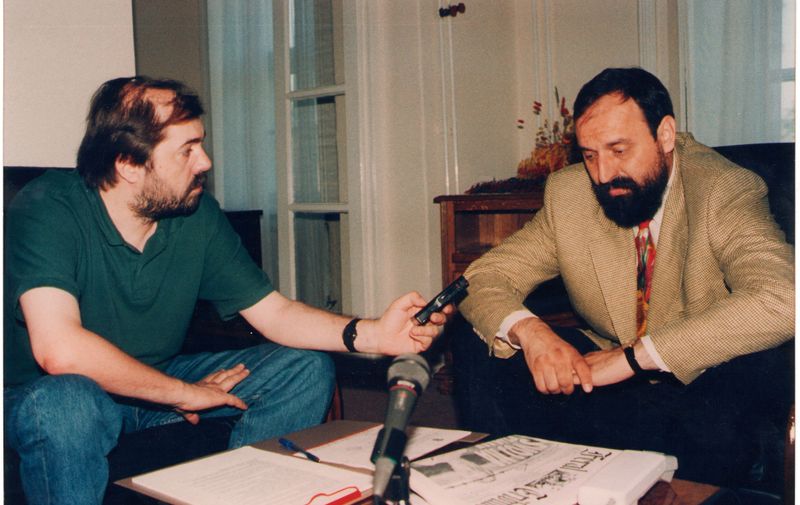 Telegramov novinar i Hadžić za vrijeme intervjua 1996.