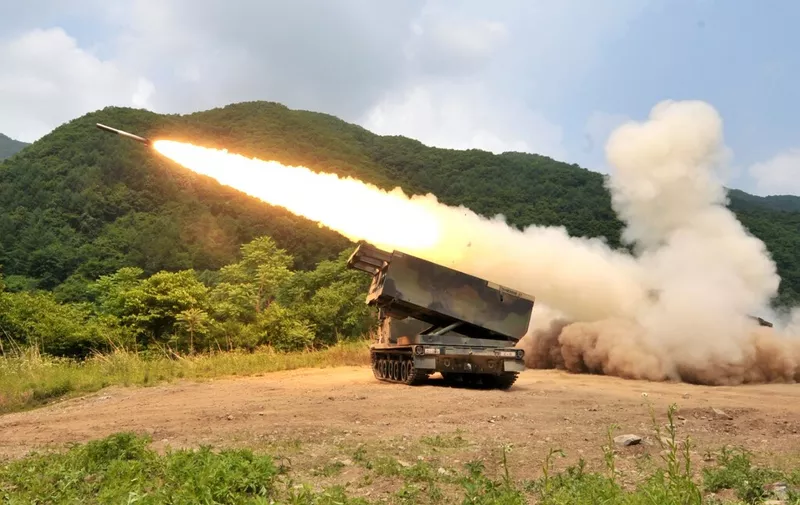 US Multiple Launch Rocket System (MLRS) launches a rocket into the air during a live fire training exercise in the South Korean border county of Cheorwon on June 12, 2012.  The US military in South Korea has asked the Pentagon to provide more attack helicopters and strengthen missile defence systems, its chief said, amid threats by North Korea against the South.  AFP PHOTO / JUNG YEON-JE (Photo by JUNG YEON-JE / AFP)
