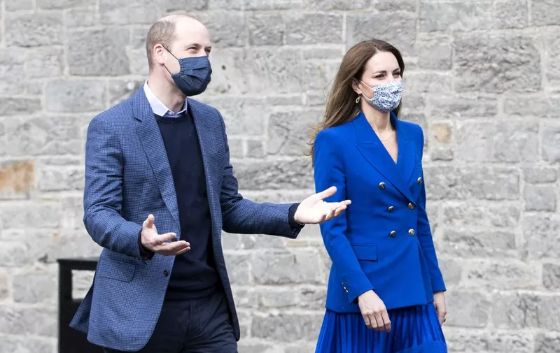 Britain's Prince William, Duke of Cambridge (L) and Britain's Catherine, Duchess of Cambridge, wear protective face coverings to combat the spread of the coronavirus, as they arrive to meet with representatives of Sikh Sanjog, a Sikh community group, in the cafe kitchen at the Palace of Holyroodhouse, in Edinburgh on May 24, 2021, during the Duke's week-long visit to Scotland. - During the visit the Duke and Duchess meet representatives of a Sikh community group to hear about their work. (Photo by Jane Barlow / POOL / AFP)