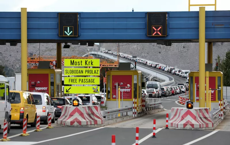 08.10.2021., Krk - Zbog radova na Krckom mostu s obje strane mosta velike kolone automobila.  Photo: Goran Kovacic/PIXSELL