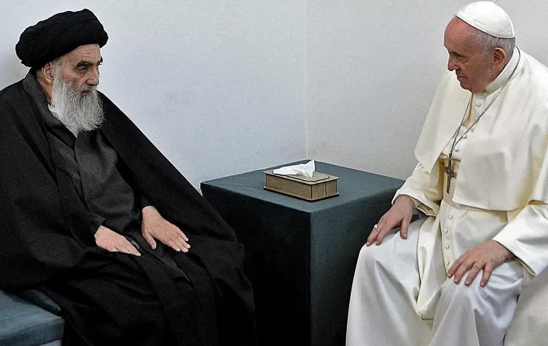 A handout picture provided by Vatican News shows Pope Francis meeting top Shiite cleric Grand Ayatollah Ali al-Sistani, in the Irqi shine city of Najaf,on March 6, 2021. (Photo by STRINGER / VATICAN NEWS / AFP) / === RESTRICTED TO EDITORIAL USE - MANDATORY CREDIT "AFP PHOTO / HO / Vatican News" - NO MARKETING - NO ADVERTISING CAMPAIGNS - DISTRIBUTED AS A SERVICE TO CLIENTS ===