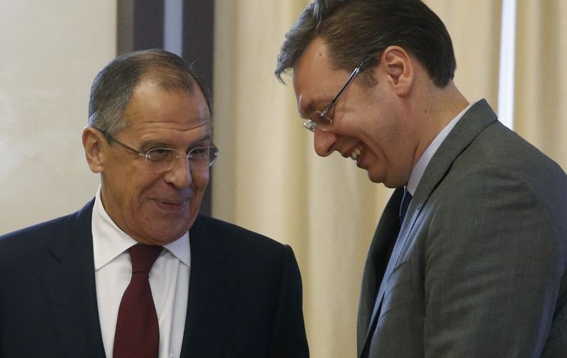 Serbian Prime Minister Aleksandar Vucic (R) speaks with Russian Foreign Minister Sergei Lavrov prior to a meeting with Russia's President at the Novo-Ogaryovo residence outside Moscow on October 29, 2015. AFP PHOTO / POOL / SERGEI CHIRIKOV (Photo by SERGEI CHIRIKOV / POOL / AFP)