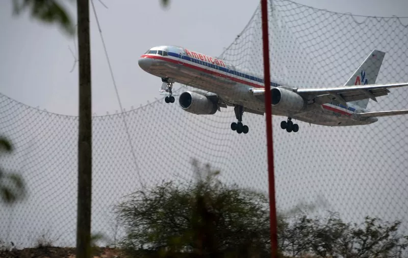 An American Airlines aircraft is seen next to Toncontin international airport before landing in Tegucigalpa on April 24, 2014.  AFP PHOTO/Orlando SIERRA. / AFP / ORLANDO SIERRA