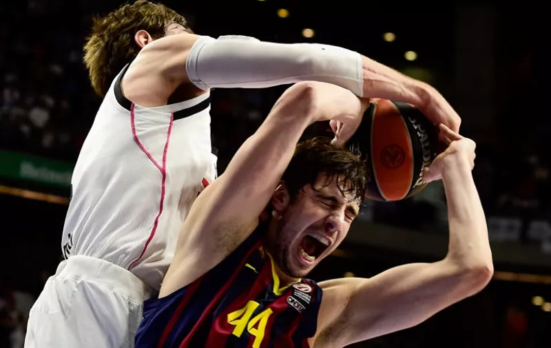 Real Madrid's Italian forward Andres Nocioni (L) vies with Barcelona's Croatian centre Ante Tomic during the Euroleague basketball Top 16 round 6 match Real Madrid vs FC Barcelona at the Palacio de Deportes in Madrid on February 5, 2015.   AFP PHOTO/ DANI POZO / AFP / DANI POZO