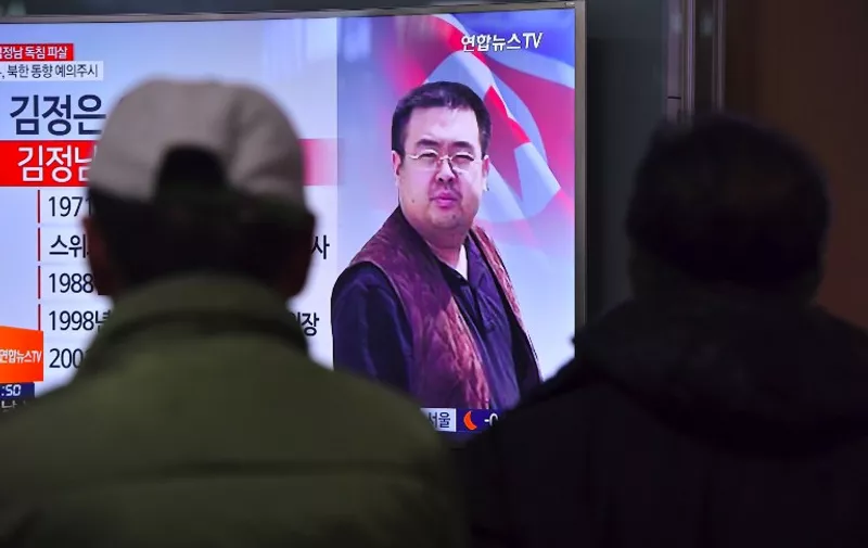 People watch a television showing news reports of Kim Jong-Nam, the half-brother of North Korean leader Kim Jong-Un, at a railway station in Seoul on February 14, 2017.
Kim Jong-Nam, the half-brother of North Korean leader Kim Jong-Un has been assassinated in Malaysia, South Korean media reported on February 14. / AFP PHOTO / JUNG Yeon-Je