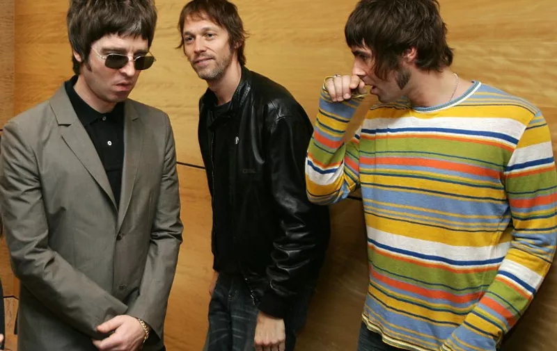 Noel Gallagher (L) Andy Bell (C) Liam Gallagher, members of the British rock band "Oasis" hold a photocall in Hong Kong 25 February 2006.  The Band are to hold a concert 25 February.      AFP PHOTO/MIKE CLARKE / AFP PHOTO / MIKE CLARKE