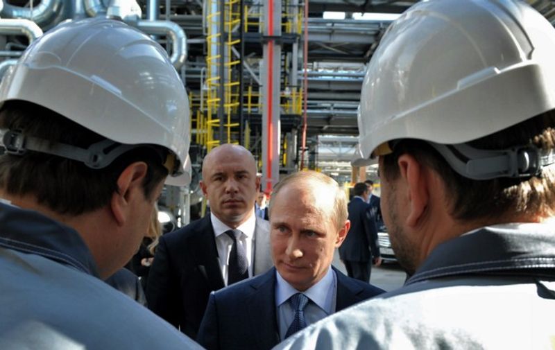 Russia's President Vladimir Putin (C) visits a refinery of Russian oil giant Rosneft  in the Black Sea port of Tuapse in southern Russia, on October 11, 2013.  AFP PHOTO/ RIA-NOVOSTI/ POOL/ ALEXEI NIKOLSKY / AFP PHOTO / RIA-NOVOSTI / ALEXEI NIKOLSKY