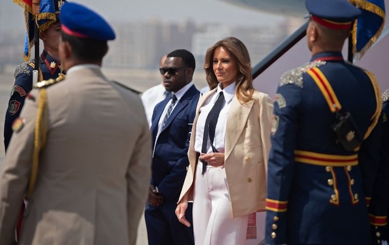 US First Lady Melania Trump (C) disembarks from her military airplane at Cairo International Airport in the Egyptian capital Cairo on October 6, 2018, for the final stop on her 4-country tour through Africa. (Photo by SAUL LOEB / AFP)