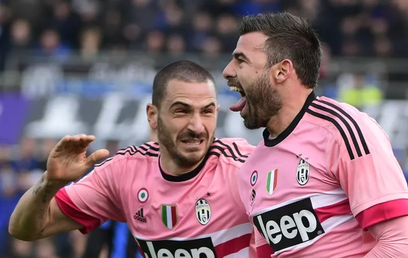 Juventus' Italian defender Andrea Barzagli (R) celebrates with Juventus' Italian defender Leonardo Bonucci after scoring a goal during the Italian Serie A football match between Atalanta and Juventus on March 6, 2016 at the Azzuri Stadium in Bergamo.  / AFP / OLIVIER MORIN