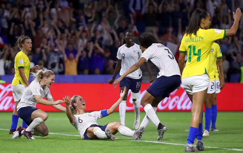 LE HAVRE, FRANCE &#8211; JUNE 23: Amandine Henry of France celebrates with teammates after scoring her team&#8217;s second goal during the 2019 FIFA Women&#8217;s World Cup France Round Of 16 match between France and Brazil at Stade Oceane on June 23, 2019 in Le Havre, France. (Photo by Alex Grimm/Getty Images)