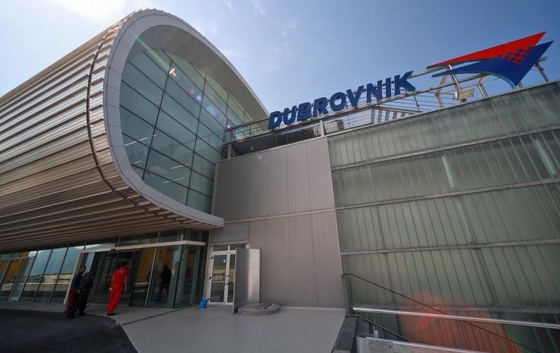 12.05.2010., Dubrovnik - Na Dan Dubrovacko-neretvanske zupanije Zracna luka Dubrovnik otvorit ce novi putnicki terminal, tzv. zgradu B. Rijec je o investiciji koja je u nastavku rekonstrukcije poduzeta radi pripreme aerodroma za prihvat dva milijuna putnika. Sveukupna vrijednost radova na novoj zgradi u kojoj ce se odvijati dolazak domacih i medjunarodnih putnika te odlazak putnika prema stranim odredistima, iznosi oko 160 milijuna kuna, osiguranih iz vlastitih sredstava i kredita kod poslovne banke. Na novoj su zgradi implementirani aviomostovi, cime je dubrovacki aerodrom postao prvi hrvatski aerodroma koji putnicima omogucuje "suhi prijelaz" iz zgrade do zrakoplova. Prihvat autobusa i zracni mostovi. 
Photo: 
