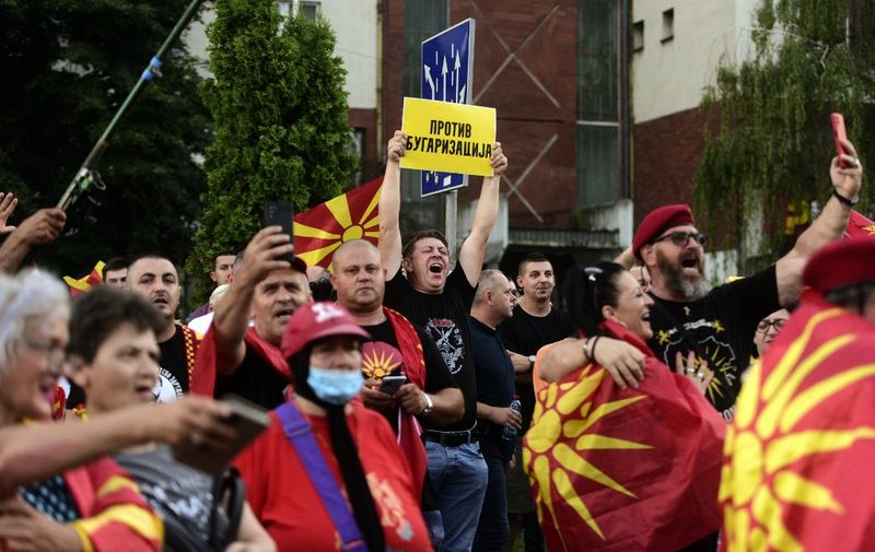 People shout slogans and wave flags during the protest in front of governamet building on under the slogan Ultimatum  no thanks in Skopje on July 2, 2022. - Thousands of citizens of North Macedonia gathered in the capital Skopje to oppose the so called proposal for ending the dispute with Bulgaria that have blocked its EU accession. (Photo by Robert ATANASOVSKI / AFP)