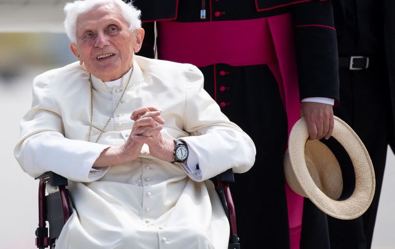 Former pope Benedict XVI poses for a picture at the airport in Munich, southern Germany, before his departure on June 22, 2020. - Former pope Benedict XVI returns to the Vatican from Germany, where he was visiting his sick brother. (Photo by Sven Hoppe / POOL / AFP)