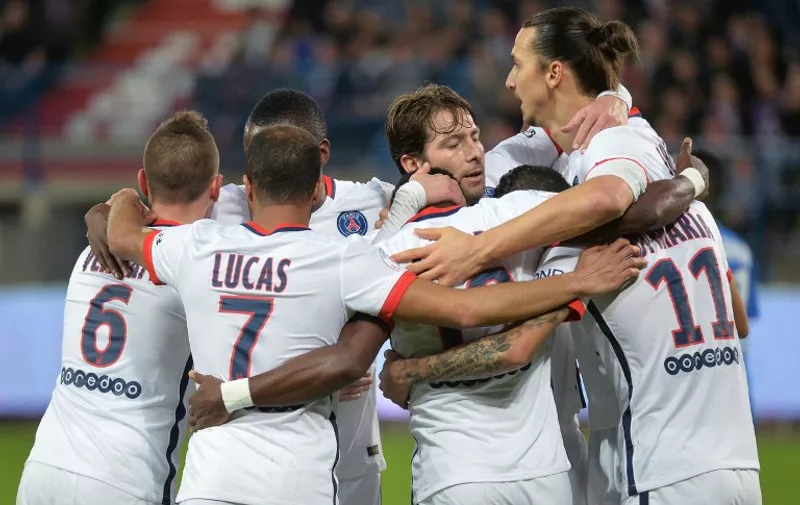 Paris Saint-Germain's Argentinian forward Angel Di Maria (2rd R) celebrates with teammates  after scoring a goal during the French L1 football match between Caen (SMC) and Paris Saint-Germain (PSG) on December 19, 2015, at the Michel d'Ornano stadium in Caen, northwestern France. AFP PHOTO / JEAN-FRANCOIS MONIER / AFP / JEAN-FRANCOIS MONIER