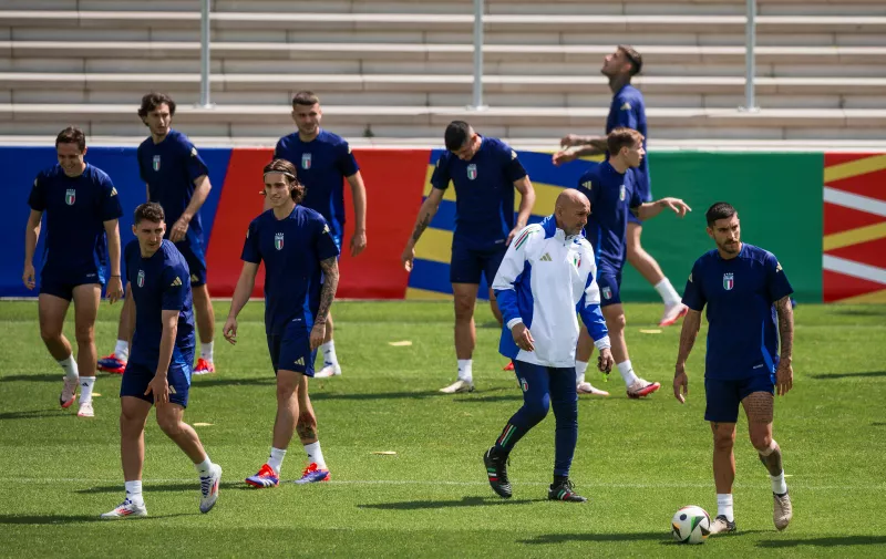 Italy training Luciano Spalletti, head coach of Italy, looks on amidst players of Italy during Italy training on the eve of the UEFA EURO, EM, Europameisterschaft,Fussball 2024 group stage football match against Croatia. Hemberg-Stadion Germany Copyright: xNicolòxCampox