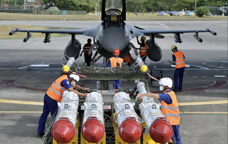 Air Force soldiers prepare to load US made Harpoon AGM-84 anti ship missiles in front of an F-16V fighter jet during a drill at Hualien Air Force base on August 17, 2022. (Photo by Sam Yeh / AFP)