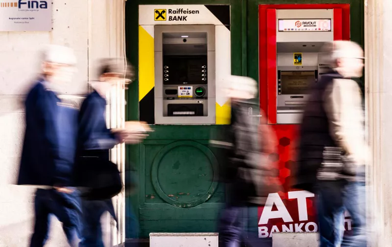 02.01.2023., Split - Veliki dio bankomata u Splitu jos uvijek ne radi, pa se na onima koji rade skuplja veliki broj korisnika.  Photo: Milan Sabic/PIXSELL