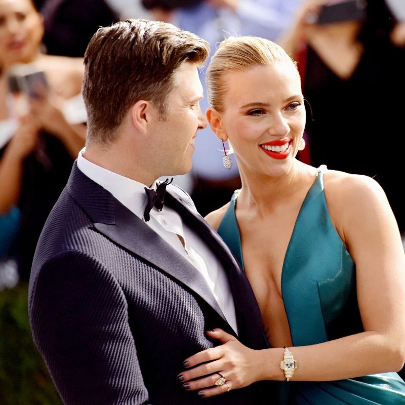 LOS ANGELES, CALIFORNIA - JANUARY 19: Colin Jost (L) and Scarlett Johansson attend the 26th annual Screen Actors Guild Awards at The Shrine Auditorium on January 19, 2020 in Los Angeles, California.   Chelsea Guglielmino/Getty Images/AFP (Photo by Chelsea Guglielmino / GETTY IMAGES NORTH AMERICA / Getty Images via AFP)