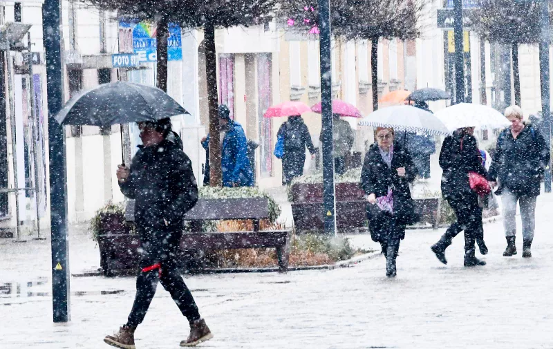 19.01.2023.,Sisak - Nakon sto je kisa koja je prijepodne padala pracena snijegom, sada u gradu pada sitni snijeg. Photo: Nikola Cutuk/PIXSELL
