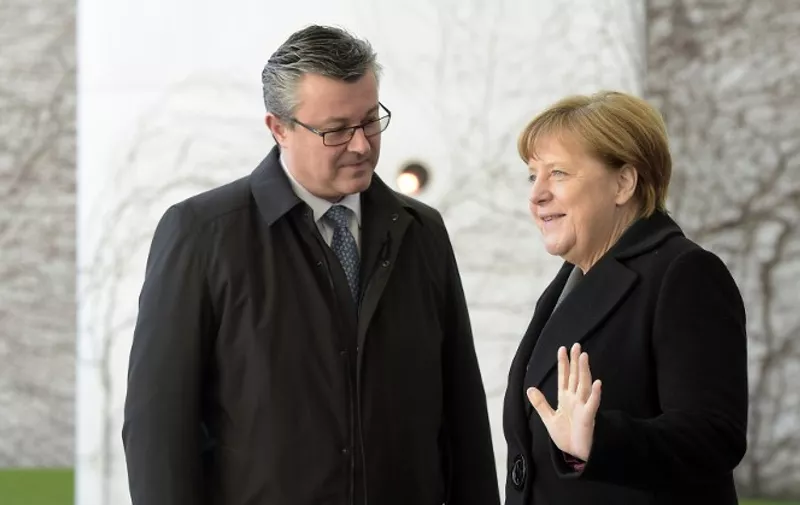 German chancellor Angela Merkel (R) and Croatian Prime Minister Tihomir Oreskovic speak during a welcome ceremony before talks in Berlin on March 1, 2016. / AFP / TOBIAS SCHWARZ