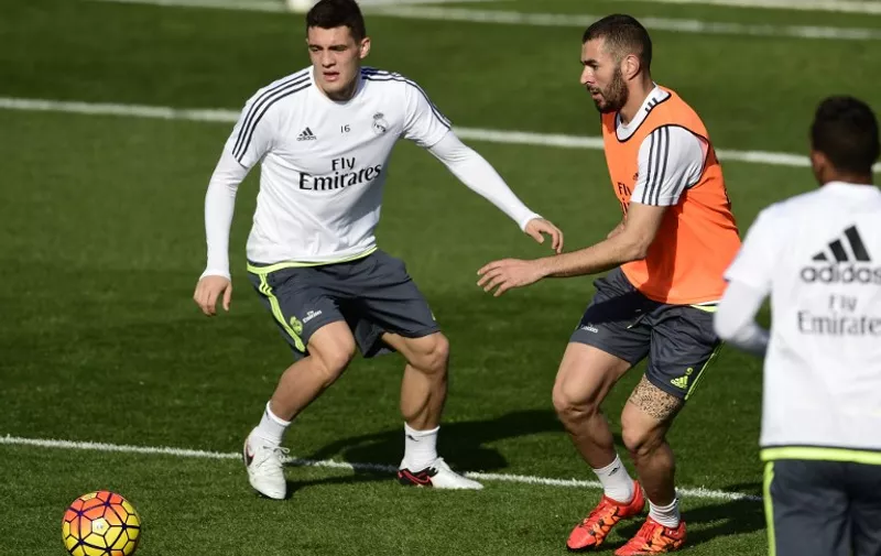 Real Madrid's French forward Karim Benzema (R) and Real Madrid's Croatian midfielder Mateo Kovacic take part in a training session at Valdebebas Sport city in Madrid on November 20, 2015 on the eve their Spanish League footbal match 'El Clasico' Real Madrid vs FC Barcelona.   AFP PHOTO/ JAVIER SORIANO / AFP / JAVIER SORIANO
