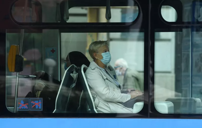 02.10.2020., Zagreb - Postujuci mjere te preporike Stozera putnici u javnom gradskom prijevozu nose maske. 
Photo: Marko Lukunic/PIXSELL