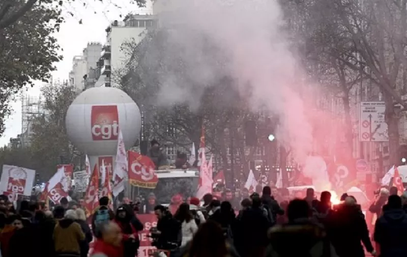 French unionists demonstrate against unemplyoment and precariousness in Paris on December 7, 2019. - The most serious nationwide strike to hit France in years caused new weekend travel turmoil on December 7, with unions warning the walkouts would last well into next week. Macron was widely believed to have ridden out the challenge posed by the "yellow vests" whose weekly Saturday protests against inequality in France had shaken the government over the last year. But the yellow vests have also sought to utilise the momentum of the strike movement and are expected to hold protests across France this Saturday. (Photo by Philippe LOPEZ / AFP)