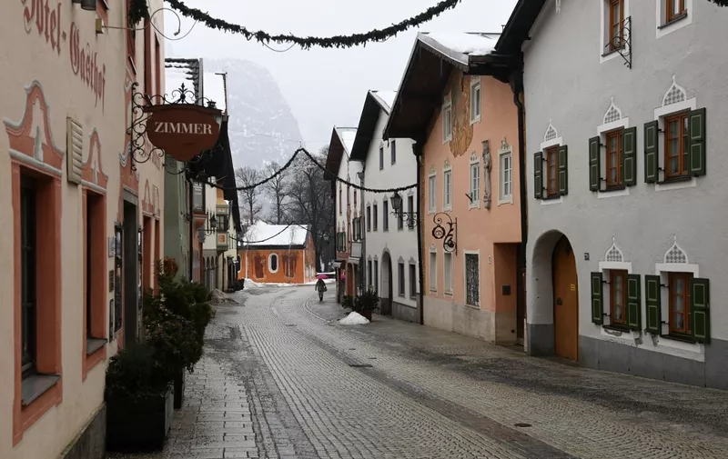 View of an empty street in Garmisch-Partenkirchen, southern Germany, on January 29, 2021, amid the ongoing novel coronavirus Covid-19 pandemic. (Photo by Christof STACHE / AFP)