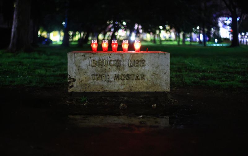 04.03.2024. Mostar, Bosna i Hercegovina - Zapaljene svijece na mjestu gdje je stajao spomenik Bruce Leeju.
 Photo: Denis Kapetanovic/PIXSELL