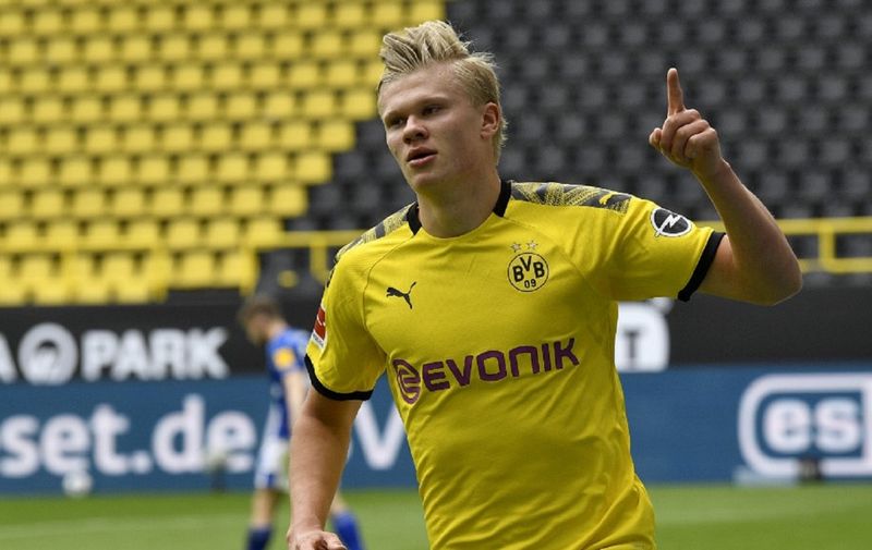 Dortmund's Norwegian forward Erling Braut Haaland celebrates after scoring the opening goal during the German first division Bundesliga football match BVB Borussia Dortmund v Schalke 04 on May 16, 2020 in Dortmund, western Germany as the season resumed following a two-month absence due to the novel coronavirus COVID-19 pandemic. (Photo by Martin Meissner / POOL / AFP) / DFL REGULATIONS PROHIBIT ANY USE OF PHOTOGRAPHS AS IMAGE SEQUENCES AND/OR QUASI-VIDEO