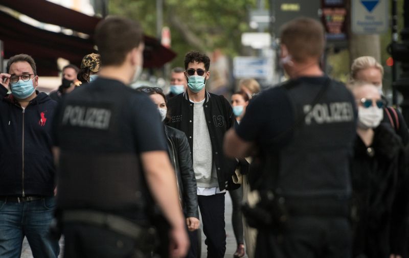 Police officers of the Federal Police patrol at Kurfuerstendamm (Ku'damm), a popular shopping street on October 24, 2020 in Berlin.     Measures to contain the coronavirus Covid-19 pandemic have been tightened and city authorities decided the requirement that people wear masks outside in busy commercial areas.,Image: 565364498, License: Rights-managed, Restrictions: , Model Release: no