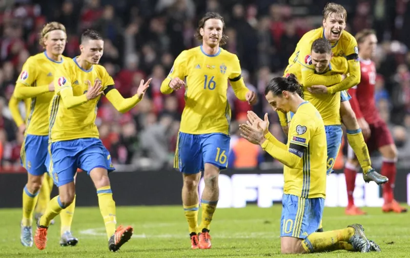 Sweden's forward and team captain Zlatan Ibrahimovic (R) celebrates with his teammates as they qualify to Euro 2016 in France after the Euro 2016 second leg play-off football match between Denmark and Sweden at Parken stadium in Copenhagen on November 17, 2015. AFP PHOTO / JONATHAN NACKSTRAND