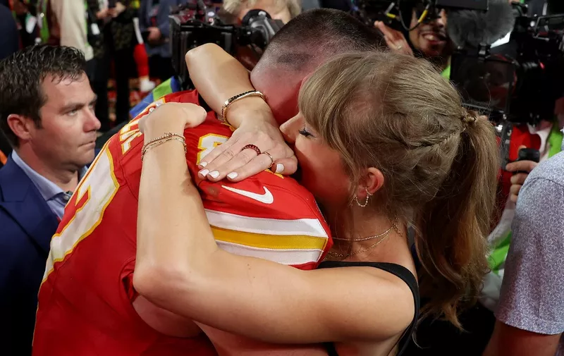 LAS VEGAS, NEVADA - FEBRUARY 11: Travis Kelce #87 of the Kansas City Chiefs hugs Taylor Swift after defeating the San Francisco 49ers 25-22 during Super Bowl LVIII at Allegiant Stadium on February 11, 2024 in Las Vegas, Nevada.   Ezra Shaw/Getty Images/AFP (Photo by EZRA SHAW / GETTY IMAGES NORTH AMERICA / Getty Images via AFP)