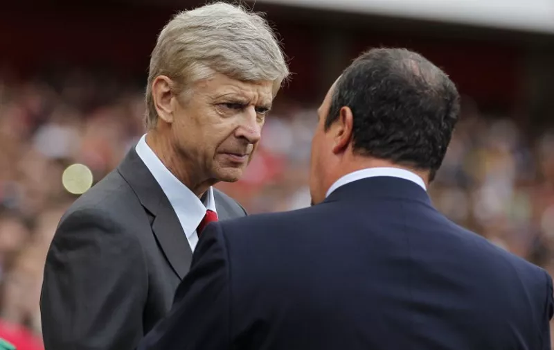 Arsenal's French Manager Arsene Wenger (L) talks to Napoli's Spanish manager Rafa Benitez before kick off during the pre-season friendly football match between Arsenal and Napoli at The Emirates Stadium in north London on August 3, 2013, the game is a one of four matches played over two days for the Emirates Cup. AFP PHOTO/IAN KINGTON