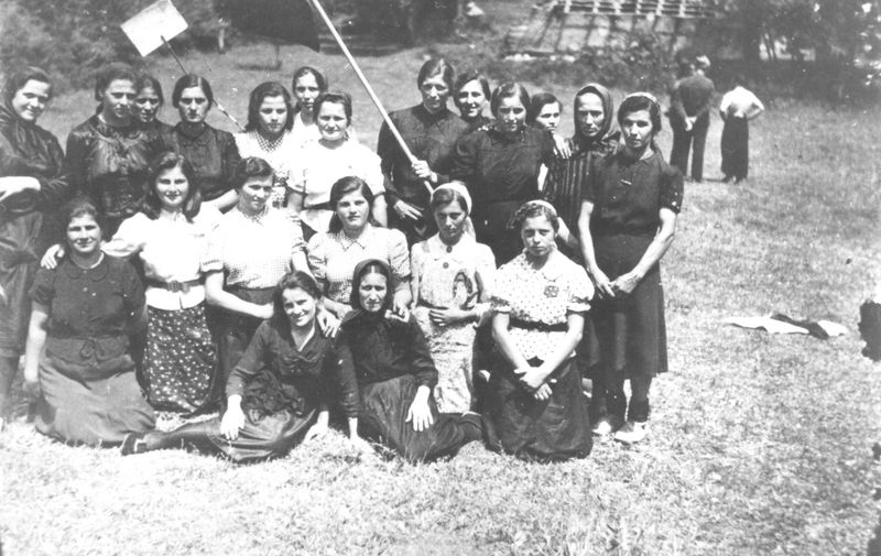 U okrivima AFŽ-a, žene su mogle raspravljati o brojnim društvenim i političkim temama, te su nastojale u svoj rad uključiti žene iz svih krajeva Jugoslavije. Osnovani su pokrajinski odbori, kao i odbori u selima i gradovima. Žene su se tamo mogle informirati, educirati, samoorganizirati i aktivirati za djelovanja AFŽ-a.
<br>
<br>
Na slici je AFŽ u Čitluku.