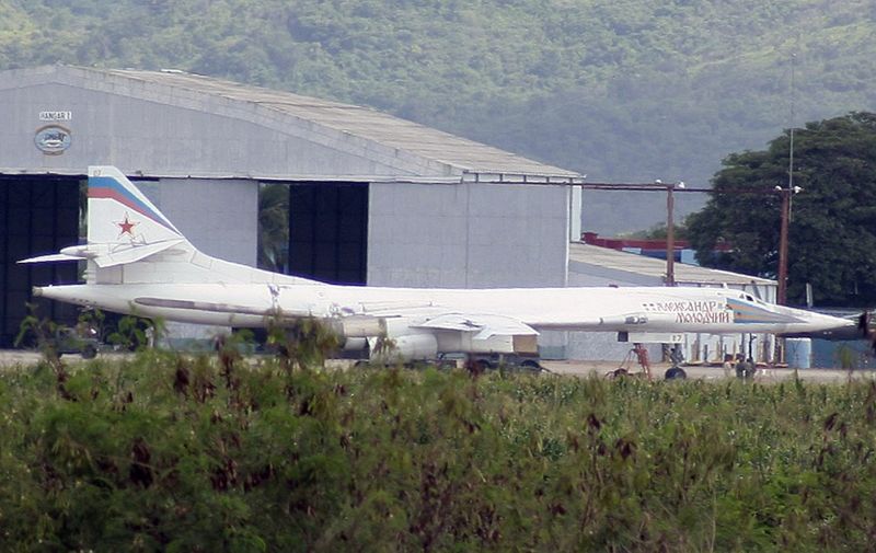 A Russian Tu-160 bomber sits on the tarmac of the Libertador military air base in Palo Negro, some 110 km west from Caracas, on September 11, 2008. President Hugo Chavez said today that the presence of two Russian Tu-160 strategic bombers in Venezuela is a "warning" to the US "empire", as Washington said it was monitoring the deployment.  AFP PHOTO/Alveiro Bolivar (Photo by Alveiro Bolivar / AFP)