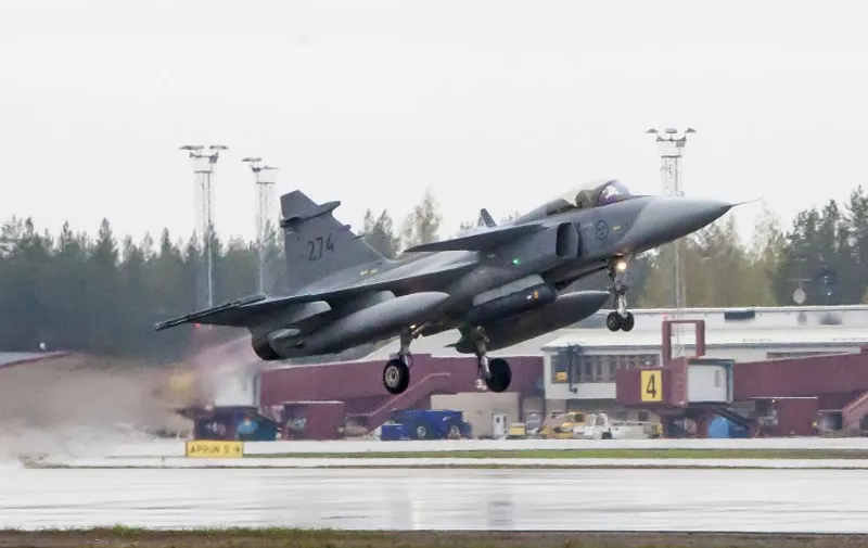 A Swedish JAS Gripen fighter jet takes off from Kallax Airport outside Lulea, northern Sweden, on May 26, 2015, during the Arctic Challenge Exercise (ACE 2015) organized by Sweden, Finland and Norway. ?Norway is lead nation as nearly a hundred fighter jets from nine nations gather for a joint training exercise from 25 May to 5 June, 2015.  AFP PHOTO / TT NEWS AGENCY /  SUSANNE LINDHOLM  SWEDEN OUT