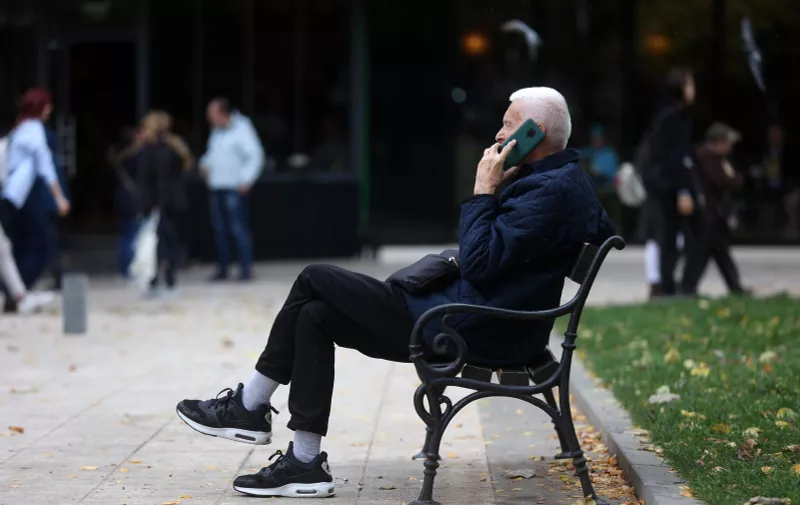 18.11.2022., Sarajevo, Bosna i Hercegovina - Ljudi na klupama odmaraju uz mobitel.
 Photo: Armin Durgut/PIXSELL