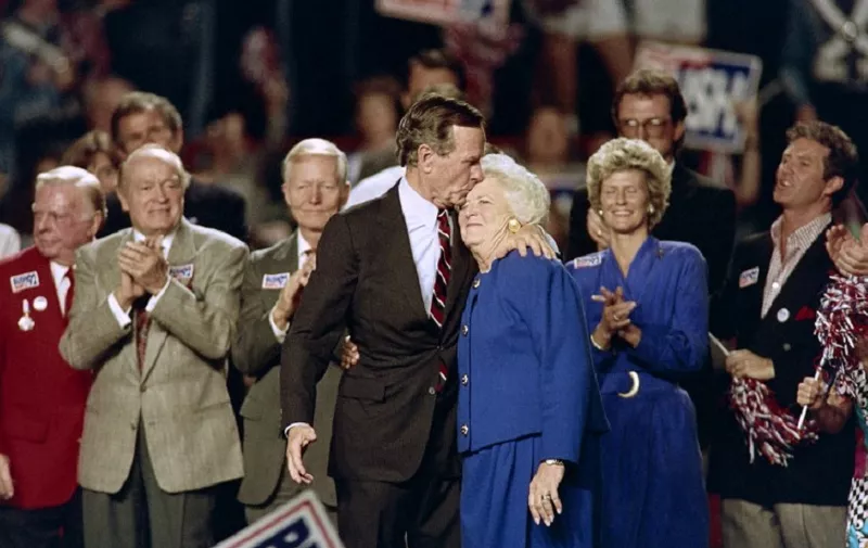 US President George Bush kisses his wife Barbara at the end of a rally held at the Astro Arena on November 2, 1992 on the eve of the 1992 presidential election. President Bush trails Democratic candidate Bill Clinton in pre-election polls.         AFP PHOTO EUGENE GARCIA / AFP PHOTO / EUGENE GARCIA
