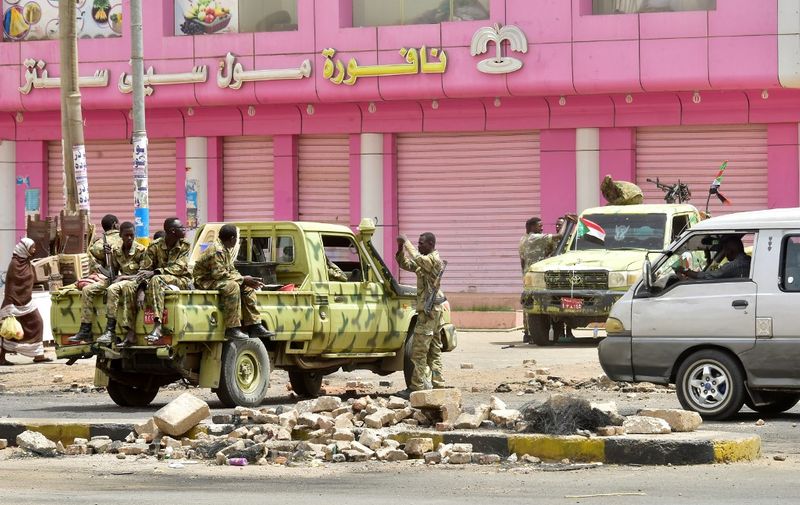Sudanese soldiers stand guard a street in Khartoum on June 9, 2019. - Sudanese police fired tear gas Sunday at protesters taking part in the first day of a civil disobedience campaign, called in the wake of a deadly crackdown on demonstrators. Protesters gathered tyres, tree trunks and rocks to build new roadblocks in Khartoum's northern Bahari district, a witness told AFP, but riot police swiftly moved in and fired tear gas at them. (Photo by - / AFP)