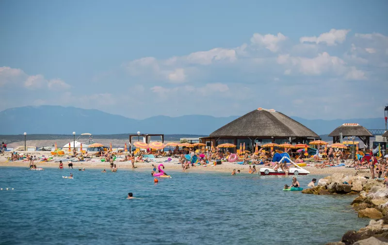 15.07.2019., Crikvenica - Turisti i gradani uzivaju na moru na plazi u Crikvenici.  Photo: Nel Pavletic/PIXSELLr