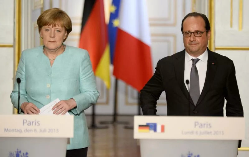 German Chancellor Angela Merkel (L)  and French President Francois Hollande (R) arrive for a joint press conference at the Elysee Palace on June 6, 2015, in Paris. The two leaders held a working dinner to "evaluate the consequences of the referendum in Greece" on whether to accept tough bailout conditions, Paris said in a statement.
AFP PHOTO / BERTRAND GUAY