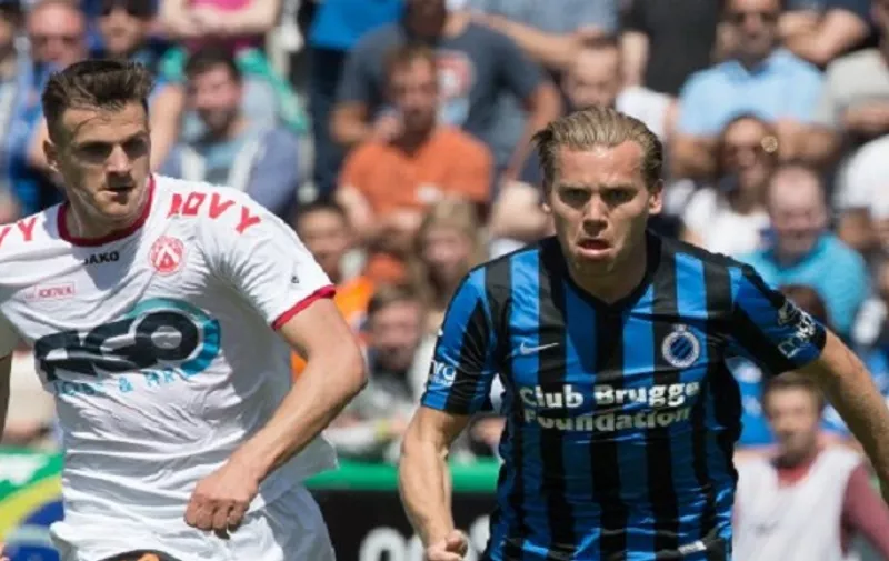Kortrijk's Ivan Santini and Club's Rudy Ruud Vormer fight for the ball during the Jupiler Pro League match between Club Brugge and KV Kortrijk, in Brugge, on May 24, 2015, on the tenth and last day of the Play-off 1. Club Brugge is playing the second or the third place of the championship. AFP PHOTO / BELGA / KURT DESPLENTER
