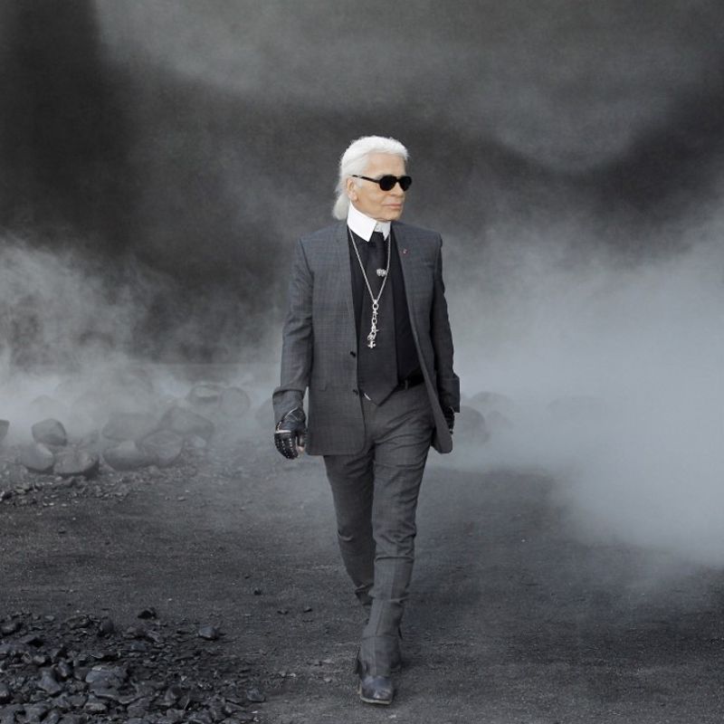 German designer Karl Lagerfeld acknowledges the public following the Chanel Autumn/Winter 2011-2012 ready-to-wear collection show on March 8, 2011 in Paris. AFP PHOTO/Patrick Kovarik (Photo by PATRICK KOVARIK / AFP)