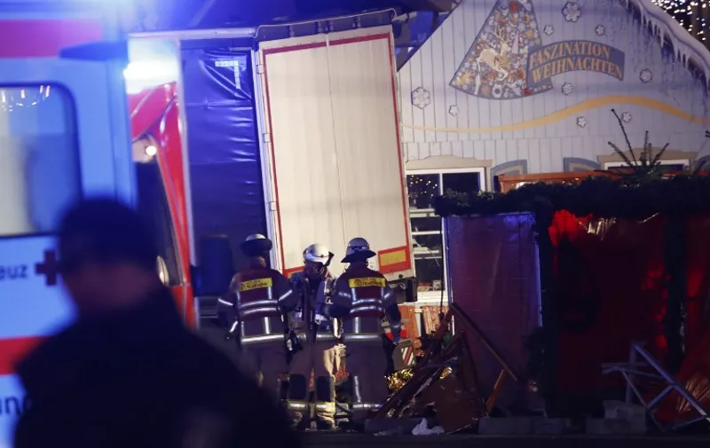 Rescue forces work at the truck that speeded into a christmas market in Berlin, on December 19, 2016 killing nine persons and injuring at least 50 people.
Ambulances and police rushed to the scene after the driver drove up the pavement of the market in a central square popular with tourists less than a week before Christmas, in a scene reminiscent of the deadly truck attack in Nice. / AFP PHOTO / Odd ANDERSEN